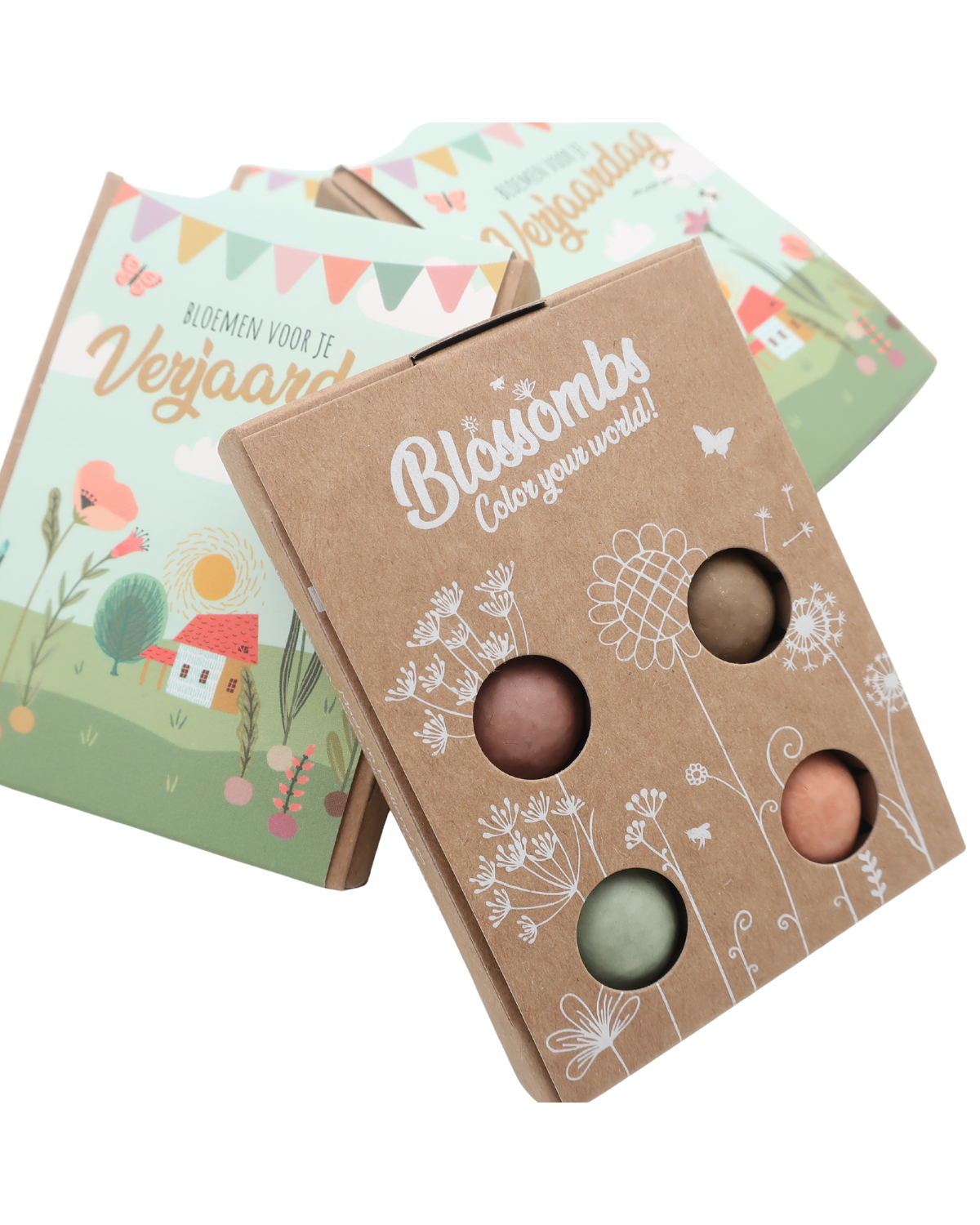 Vier biologische zaadbommetjes in een compacte cadeauverpakking, gevuld met wilde bloemzaden die uitgroeien tot een vrolijk bloemenveld voor een verjaardag.