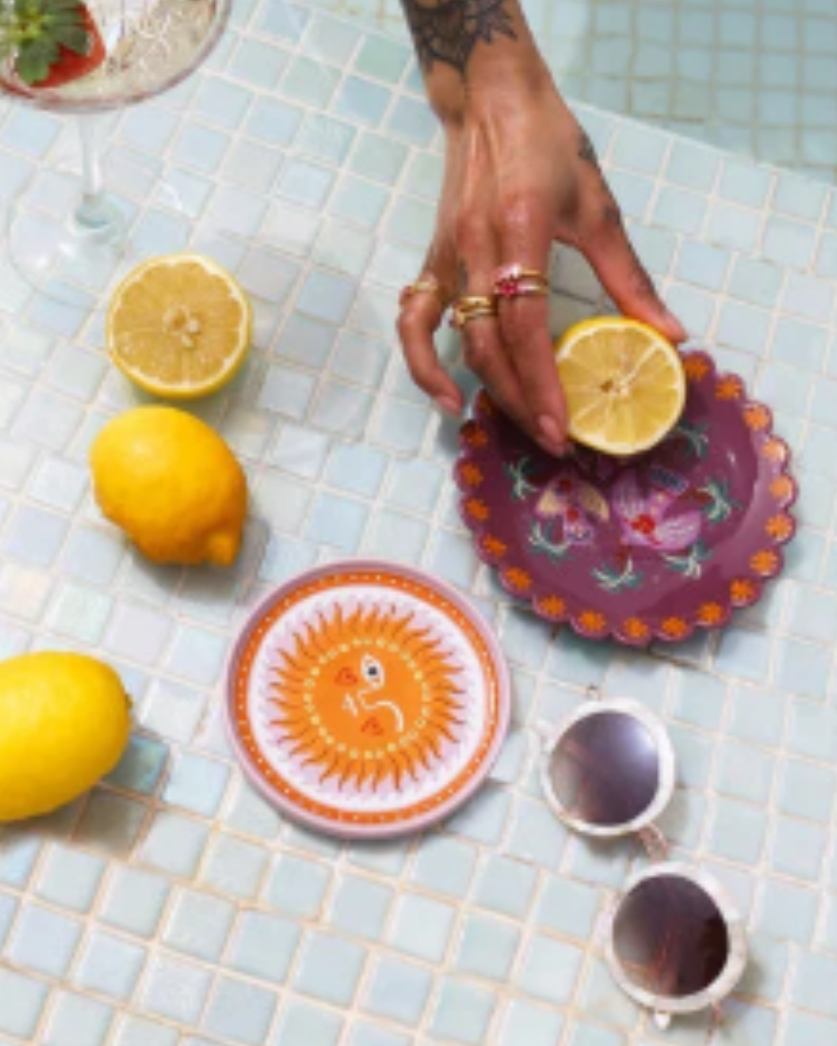 Compact handgemaakt bordje met zonprint, ideaal als cadeau of charmant accent op je eettafel. Magnetron- en vaatwasserbestendig voor dagelijks gebruik.