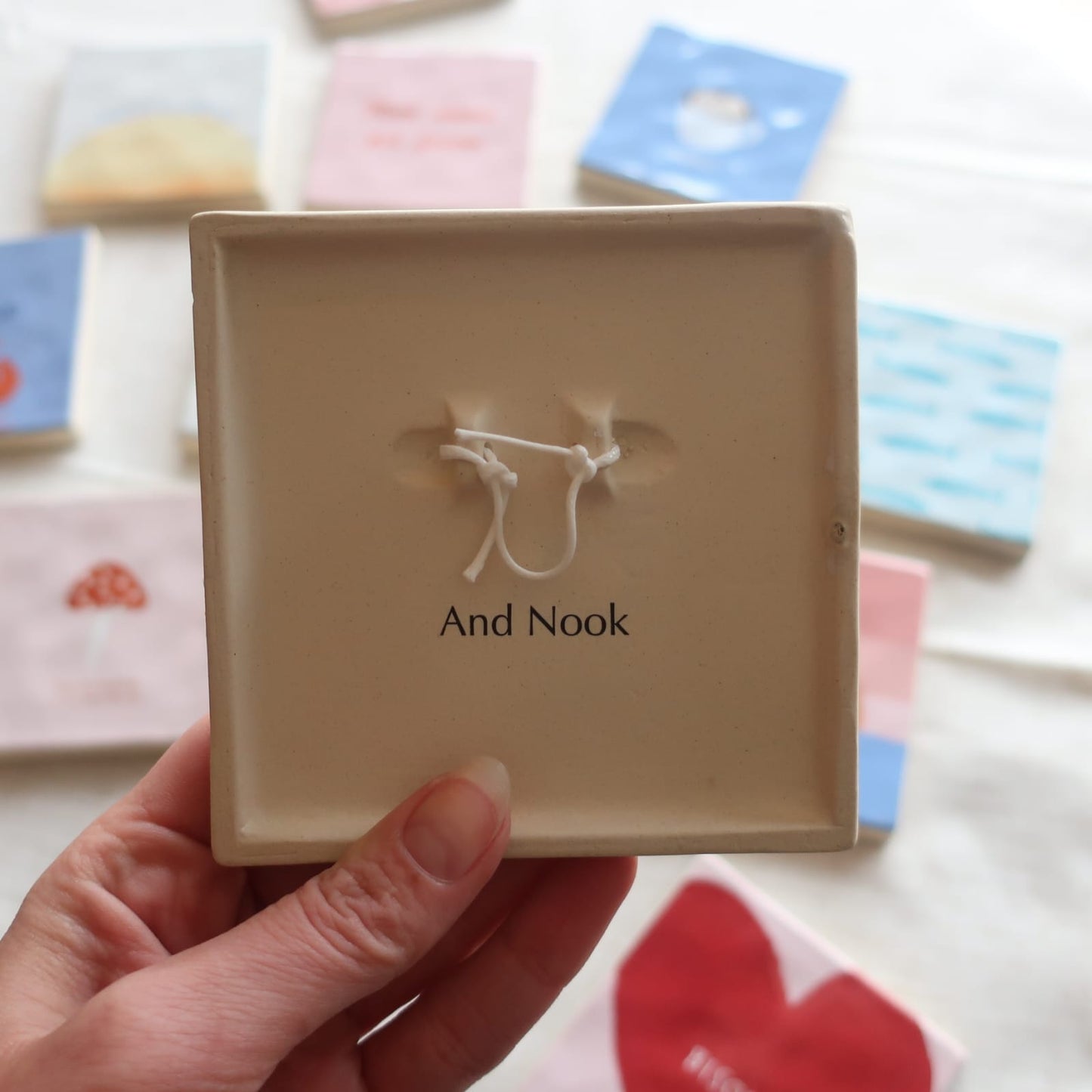 And Nook Tegeltje Keramiek – Shell We Dance Woonaccessoire