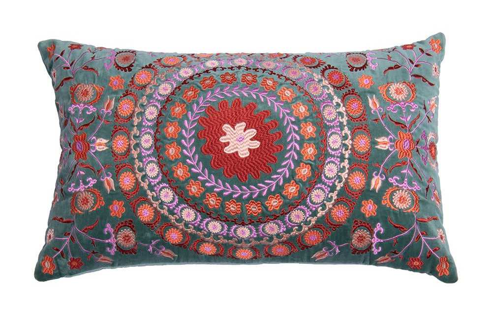 Handgemaakt velvet kussen Fifi van Imbarro in blauw en multicolor met geborduurde bloemen