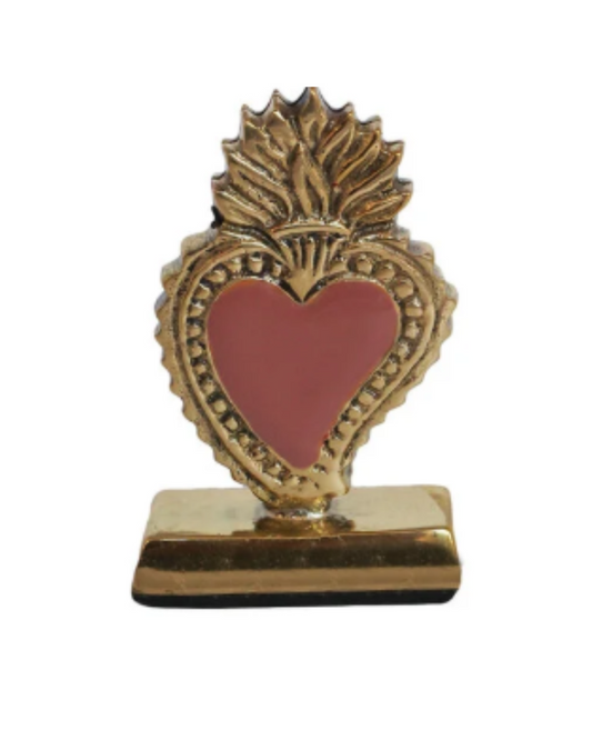 Close-up van deze handgemaakte kaarthouder in hartvorm van messing. Perfect voor kaarten, foto’s of memo’s op je bureau of plank.