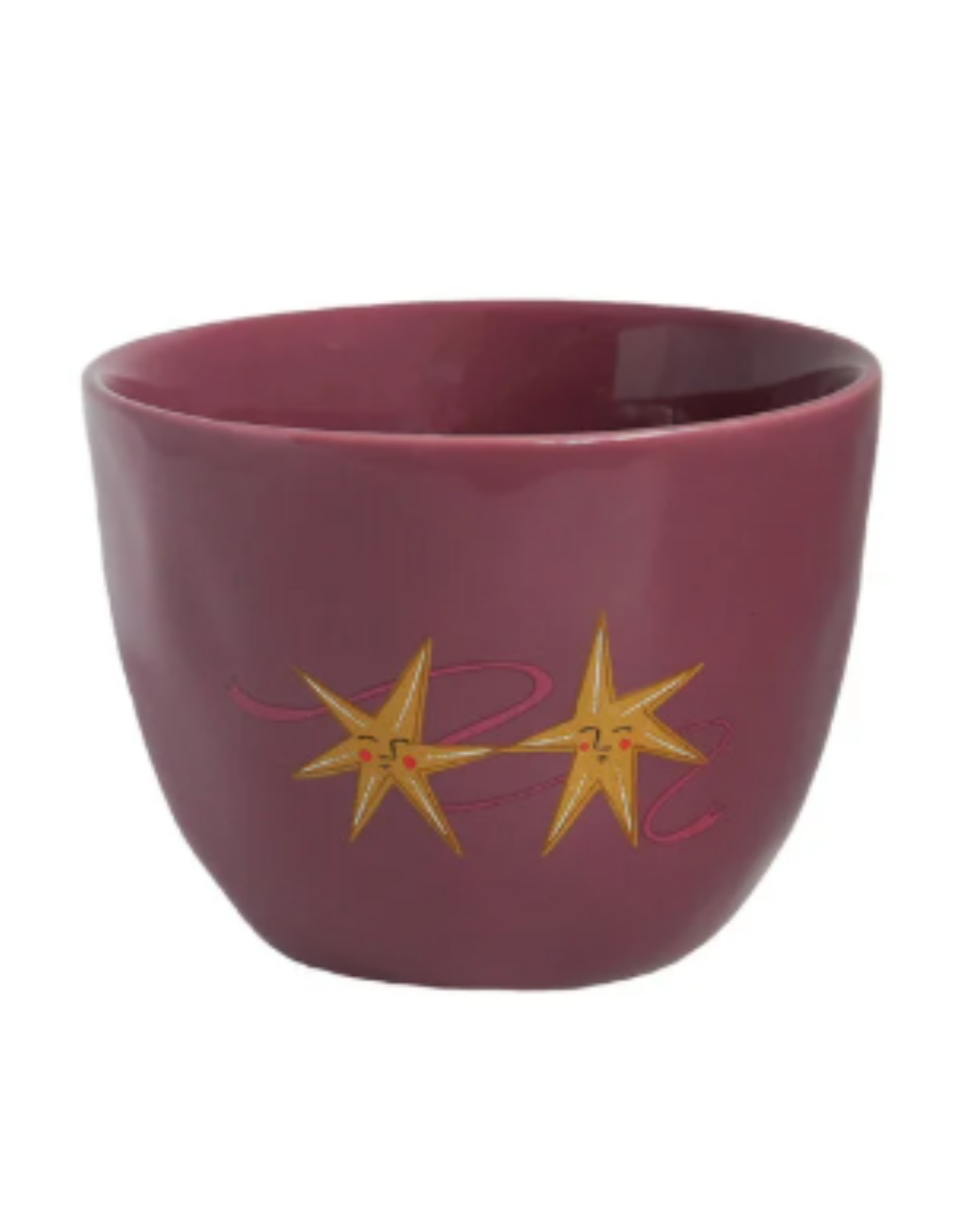 Close-up van de paarse keramieken mok met sterrenkoppel. Perfect voor koffie, thee of warme chocolademelk. Duurzaam en magnetron- en vaatwasserbestendig.