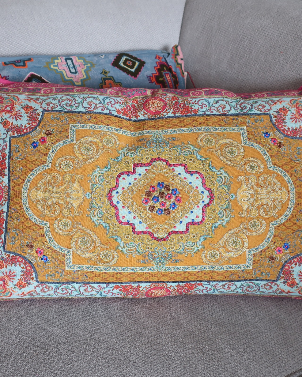 Handgemaakt kussen Vidya van 100% katoen met geborduurde bloemen en gouden stiksel, afmetingen 40x60 cm