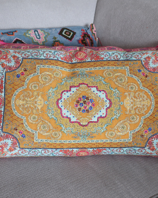 Handgemaakt kussen Vidya van 100% katoen met geborduurde bloemen en gouden stiksel, afmetingen 40x60 cm