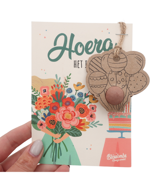 Handgemaakte kaart van Blossombs met biologisch zaadbommetje en hanger, perfect als duurzaam en feestelijk cadeau om iemand te verrassen.