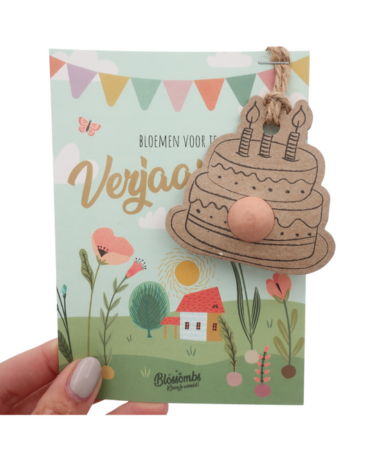 Handgemaakte kaart van Blossombs met biologisch zaadbommetje en hanger, perfect als duurzaam en creatief verjaardagscadeau om iemand te verrassen met bloemen.