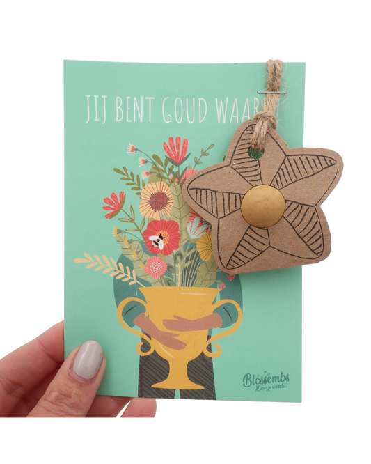 Handgemaakte kaart van Blossombs met biologisch zaadbommetje en hanger, perfect als duurzaam en persoonlijk cadeau om iemand te laten weten dat hij of zij goud waard is.
