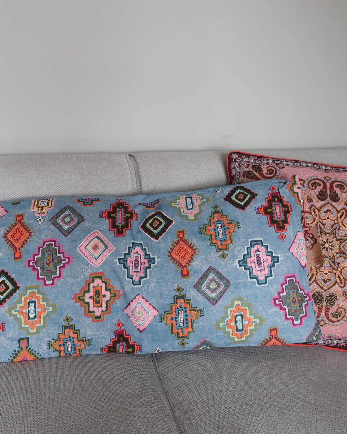 Handgemaakt langwerpig kussen Clarie in blauw met kleurrijke geometrische patronen, afmetingen 40x80 cm