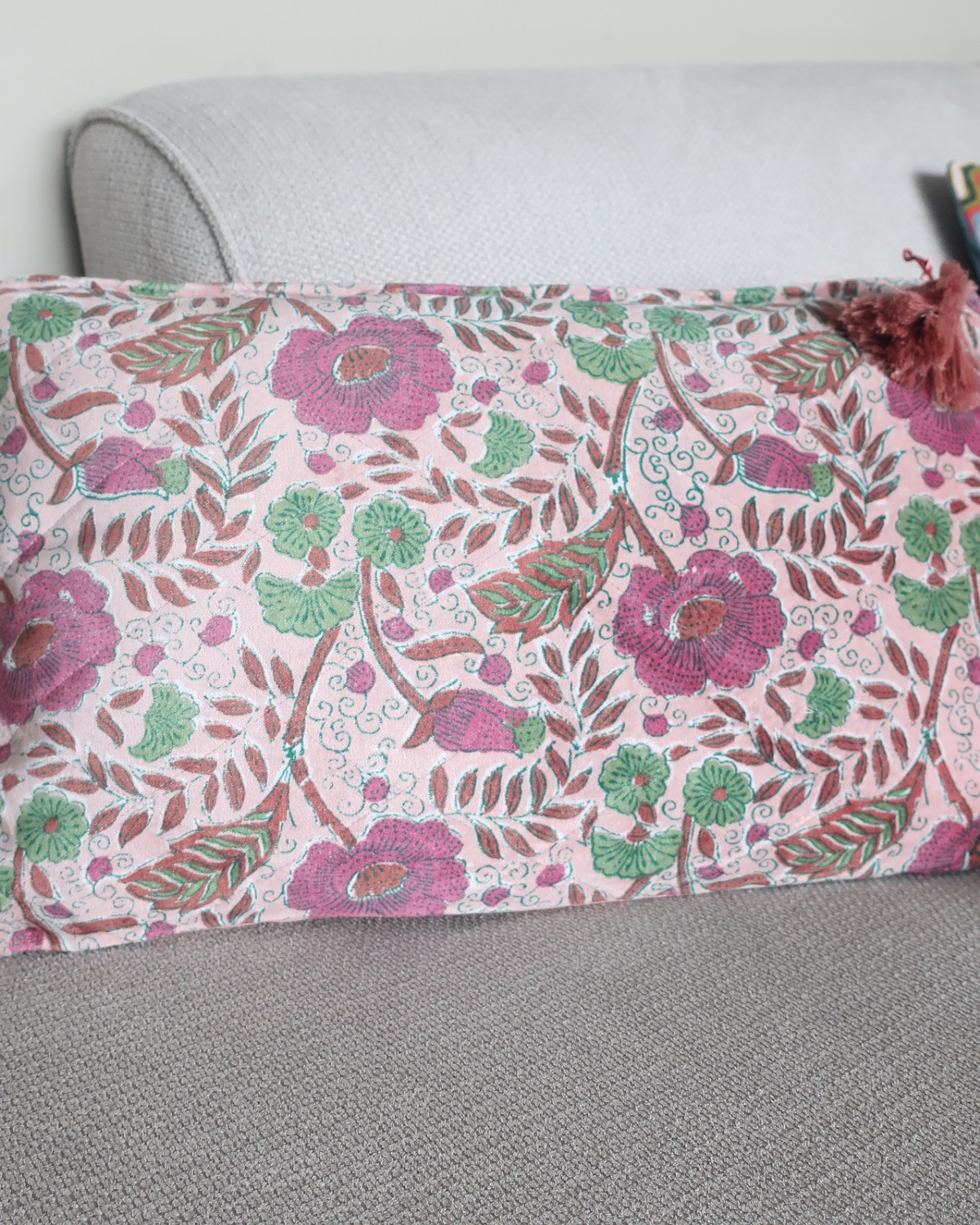 Velvet Kussen Eleana Pink met bloemprint, kwastjes en doorgestikt ruitpatroon, afmetingen 30x50 cm