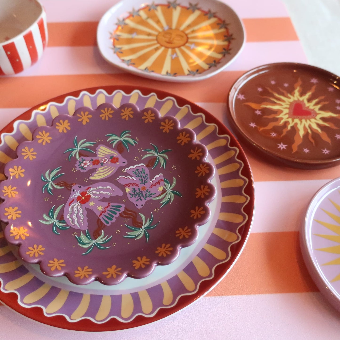 Handgemaakt bordje met vogeltjes, compact en speels. Ideaal als cadeau of charmant accent op je eettafel. Magnetron- en vaatwasserbestendig.