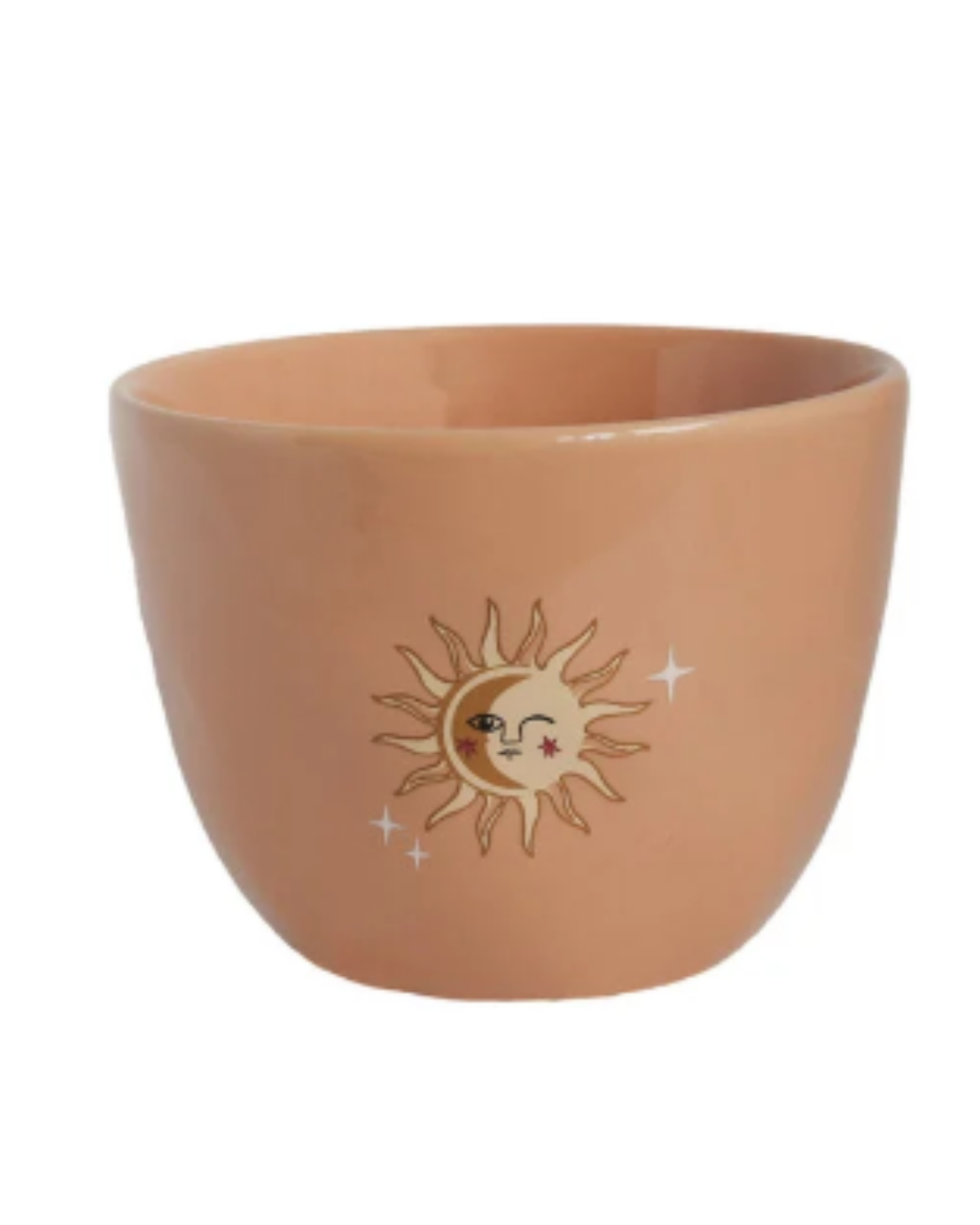 Close-up van de perzikkleurige keramieken mok met zonprint. Perfect voor koffie, thee of warme chocolademelk. Duurzaam en magnetron- en vaatwasserbestendig.