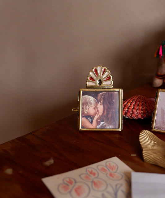 Rosie Roset Frame Mini Peach van Doing Goods, handgemaakt fotolijstje van gerecycled messing met rozetdetail