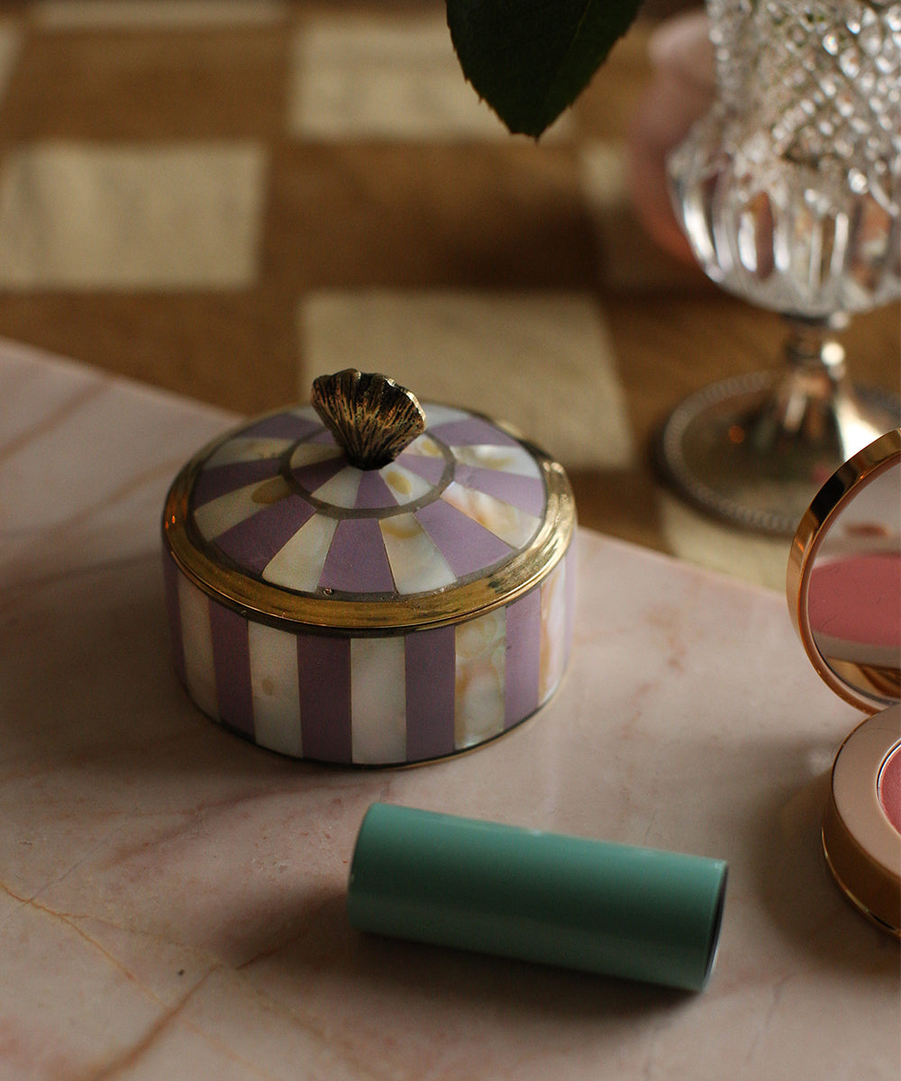 Scarlett Circus Box Medium Lilac in een interieursetting, gebruikt voor sieraden en kleine accessoires