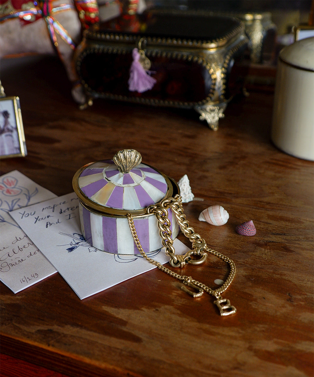 Scarlett Circus Box Medium Lilac handgemaakt doosje als stijlvol woonaccessoire op een plank