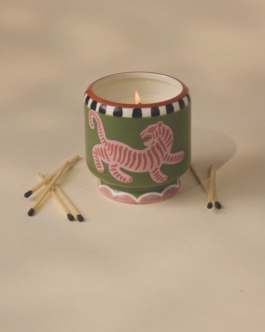 Adopo Tiger Ceramic Candle Black Cedar & Fig als decoratief woonaccessoire