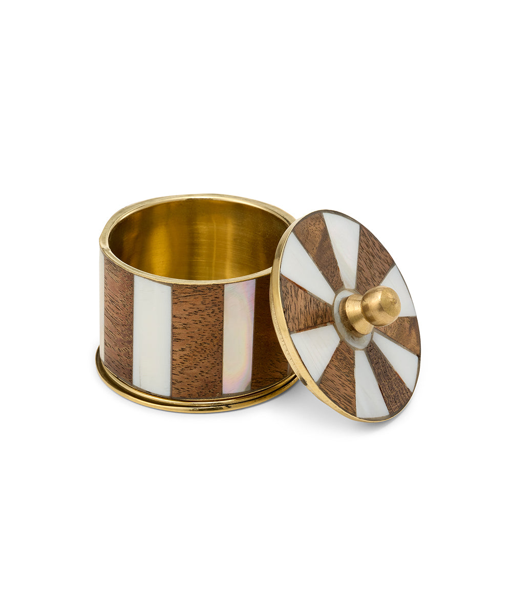 Close-up van het handgemaakte Bailey Circus Box Small Woody, hout, messing en schelplakjes, uniek ambachtelijk doosje voor mini-schatjes