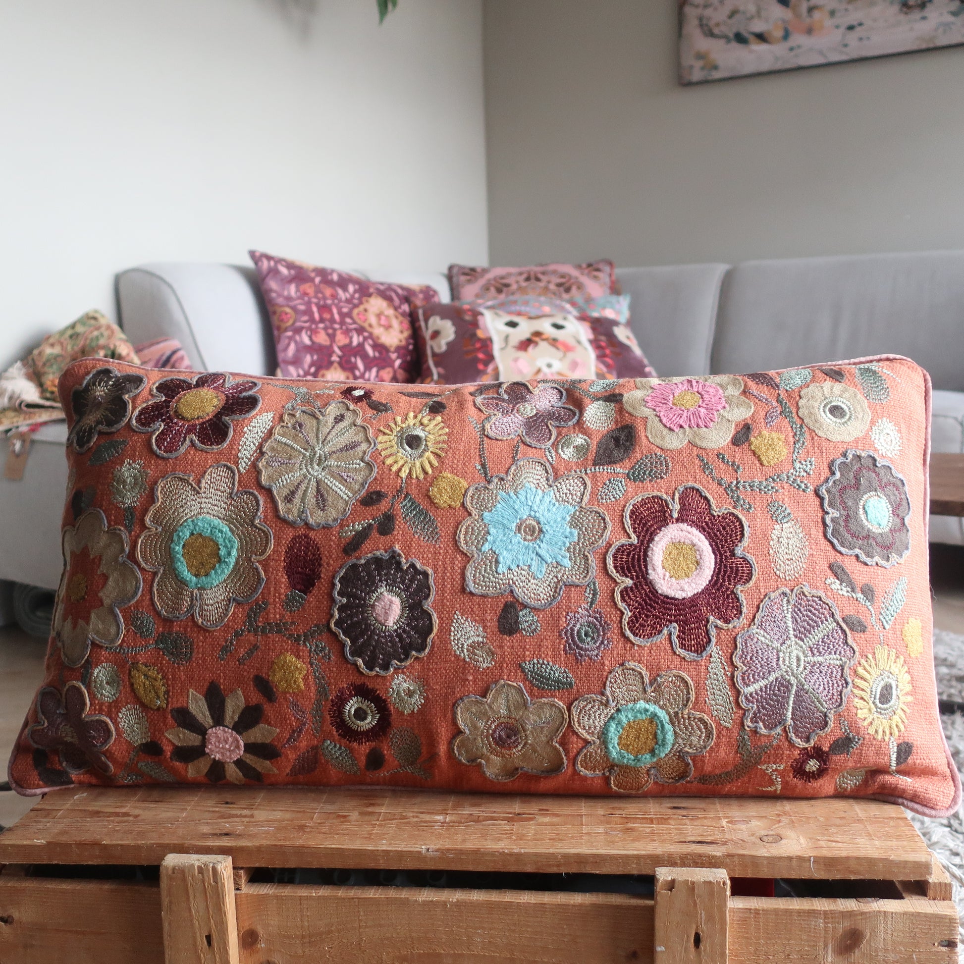 Interieur met handgemaakt kussen Elodie van Imbarro; eclectisch woonaccessoire dat kleur en karakter toevoegt.