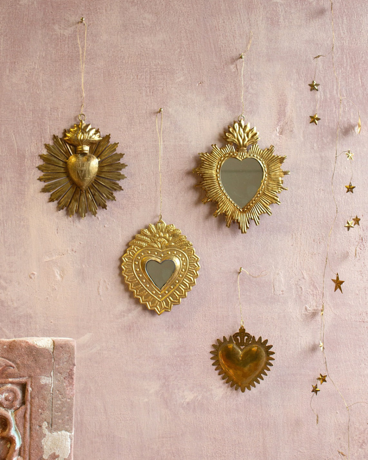 Hart Spiegeltje De Weldaad op muur in woonkamer als stijlvol en romantisch interieuraccent