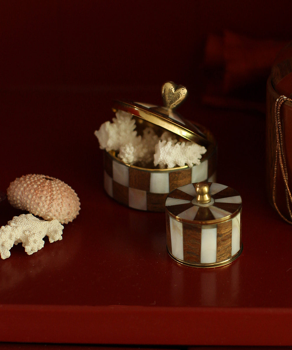 Handgemaakt Heart Circus Box Medium Woody van Doing Goods op kaptafel, stijlvol houten doosje met messing en schelp, uniek en decoratief