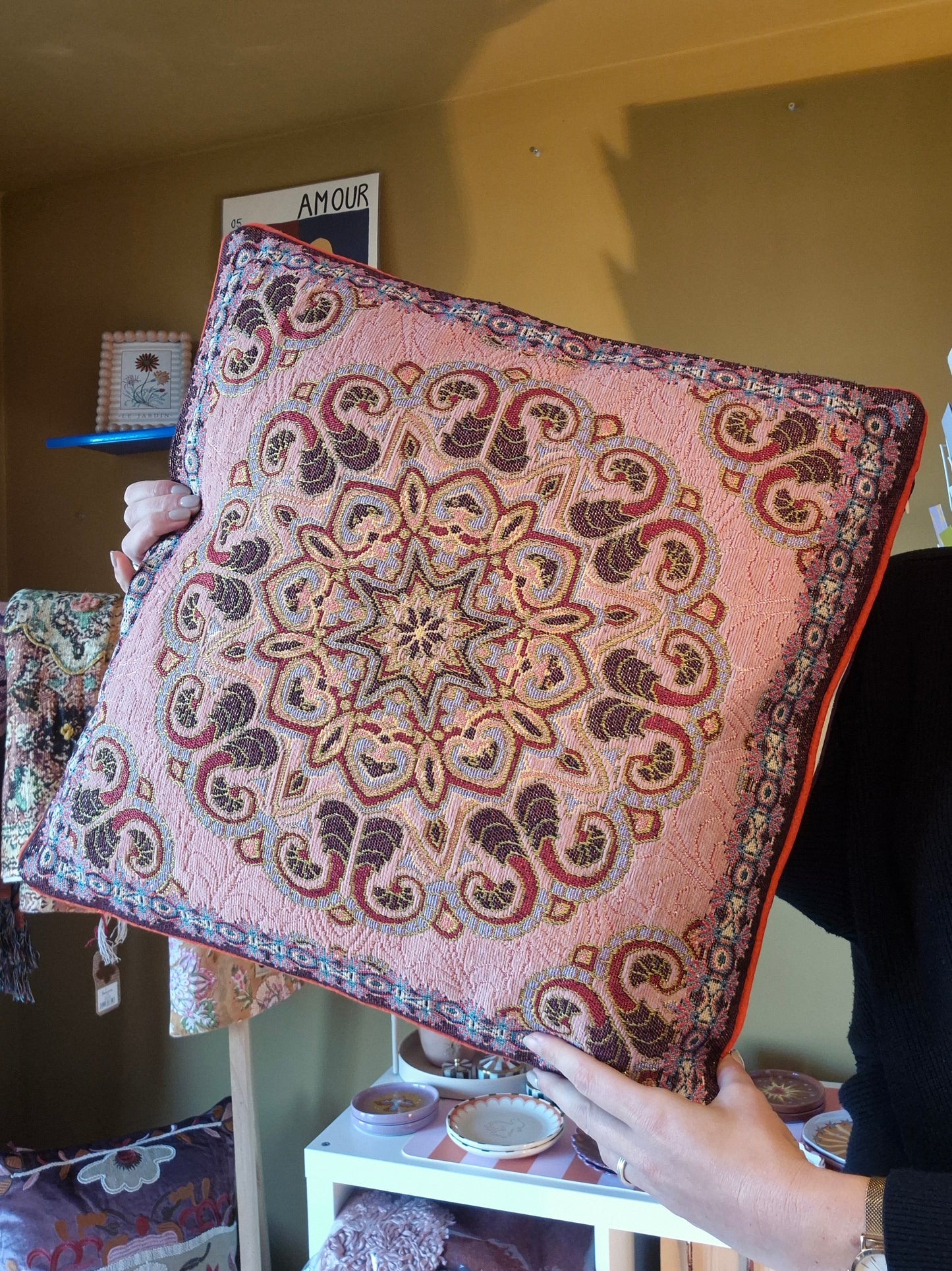 Handgemaakt jacquard kussen Caress van Imbarro in multi- en roze tinten met rijke textuur en subtiele glans.