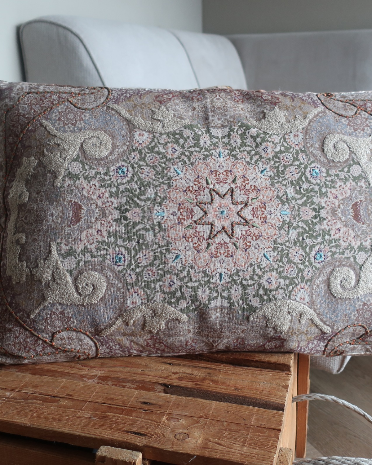 Handgemaakt Imbarro Kussen Elise van katoen, 40x60 cm, geborduurd met glinsterend gouddraad, vintage sierkussen voor bank of slaapkamer