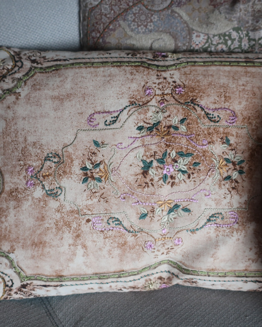 Handgemaakt sierkussen Lalou van Imbarro, geborduurd katoen met goudaccenten, elegant en romantisch woonaccessoire 40x60 cm