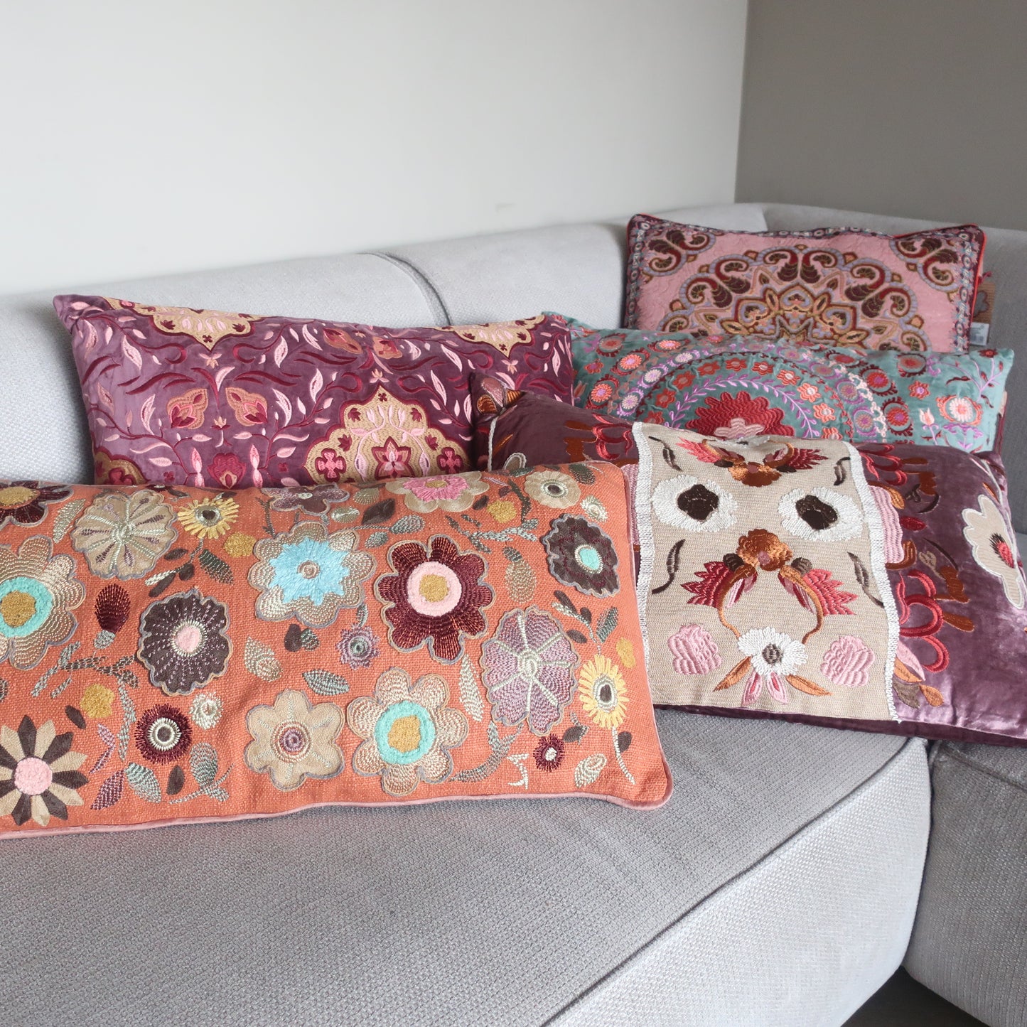 Handgeweven kussen Elodie gecombineerd met andere kussens van Imbarro voor een warme, sfeervolle woonkamer.