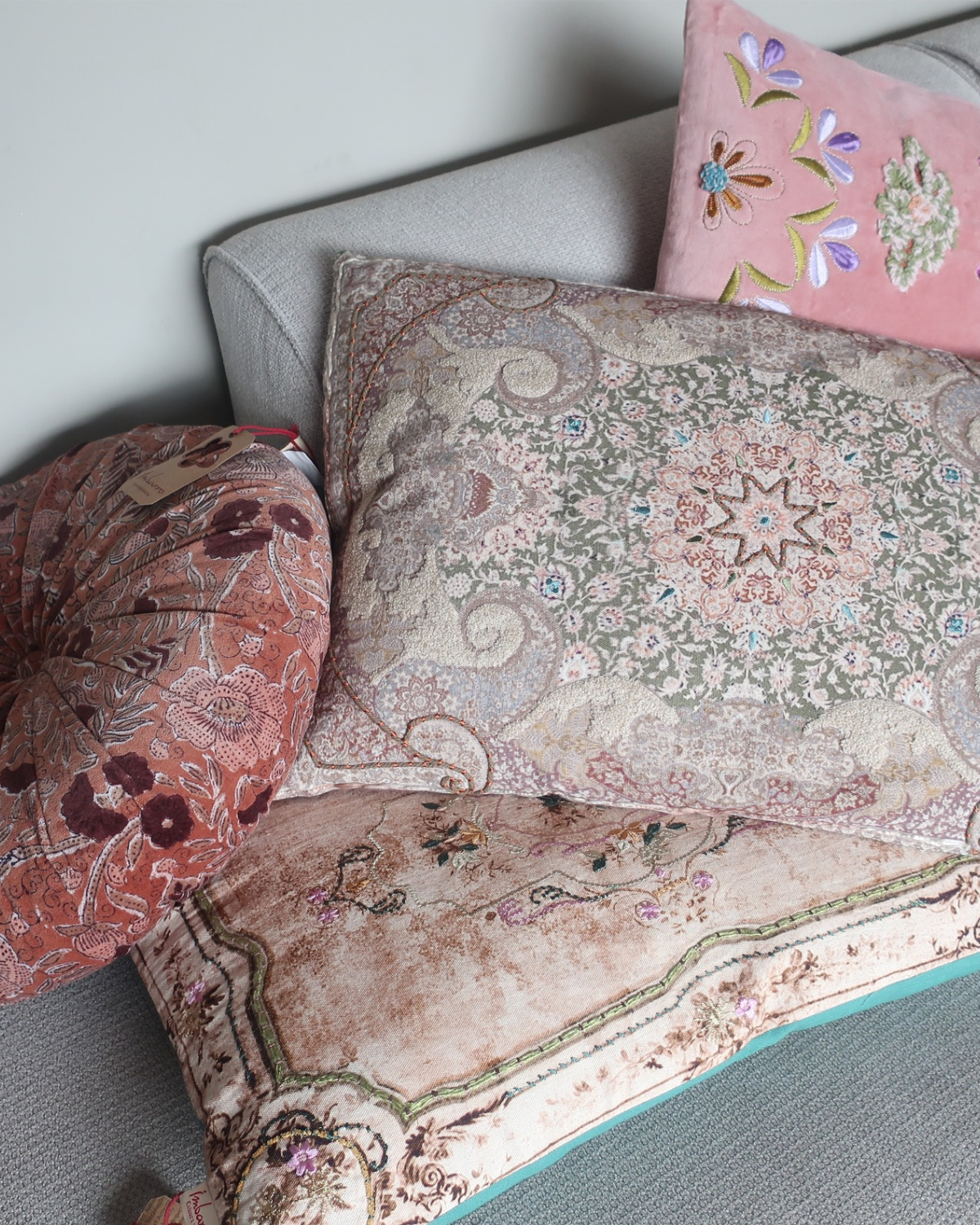 Meerdere handgemaakte Imbarro kussens, waaronder Lalou, kleurrijk geborduurd katoen met goudaccenten, stijlvol en romantisch woonaccessoire