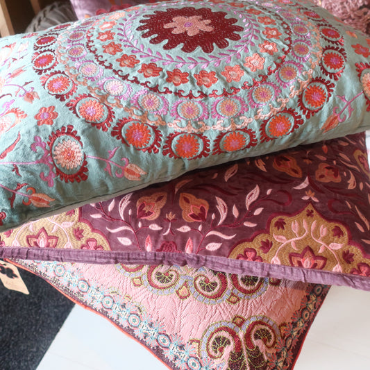 Mix & match van handgemaakte Imbarro kussens, waaronder Fifi, Elodie en Peony – kleurrijke velvet kussens met borduursels voor een sfeervol interieur.