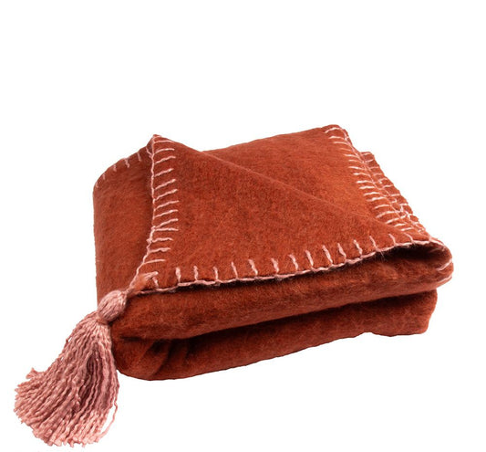 Zacht en warm plaid Evie van Imbarro in camel tint met kwastjes, handgemaakt woonaccessoire voor een sfeervol en knus interieur.