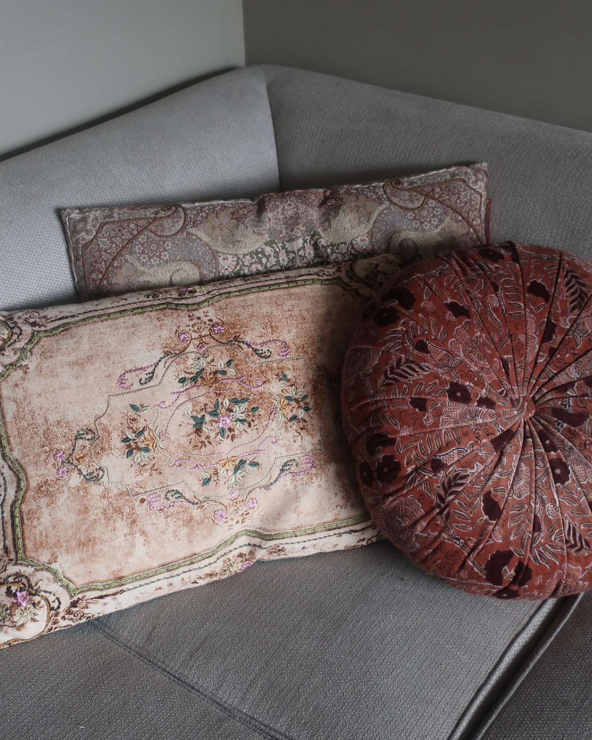 Imbarro ronde velvet kussen Ø47 cm gecombineerd met andere kussens in verschillende kleuren en texturen, decoratief en stijlvol interieuraccent