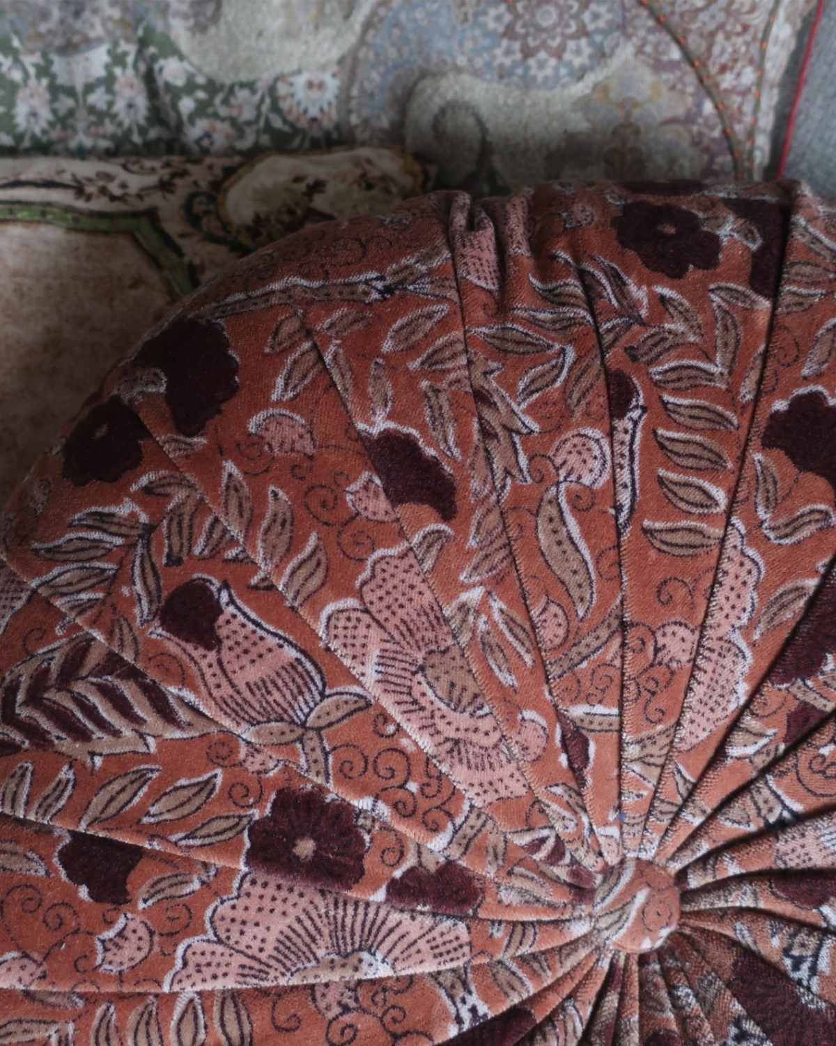 Detail van Imbarro ronde velvet kussen met sierlijke centrale knoop en zachte gedrapeerde stof, handgemaakt en luxe vintage uitstraling