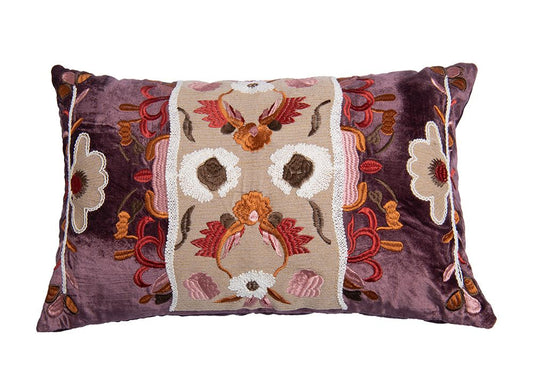 Handgemaakt velvet kussen Blossom van Imbarro in beige, paars en multi met geborduurde bloemen en ruitmotief.
