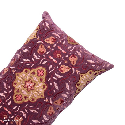 Handgemaakt velvet kussen Violette van Imbarro in geel, paars en multicolor met rijk geborduurde bloemen.