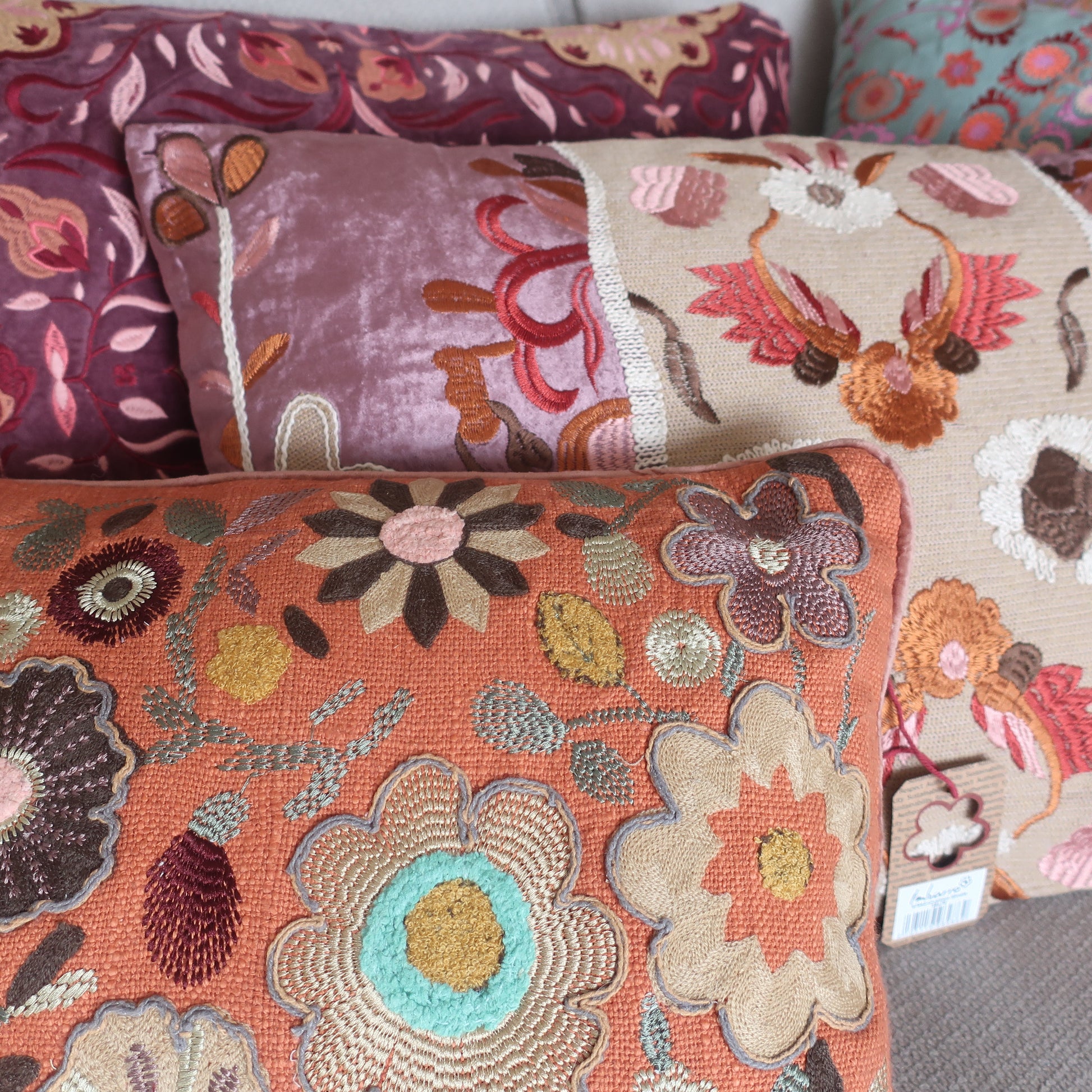 Kussen Elodie van Imbarro op een bank, een kleurrijk handgemaakt woonaccessoire met vrolijke patronen