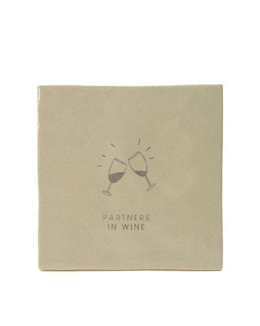 Tegeltje Partners in Wine 'Studio Meuk' Beige 10x10cm