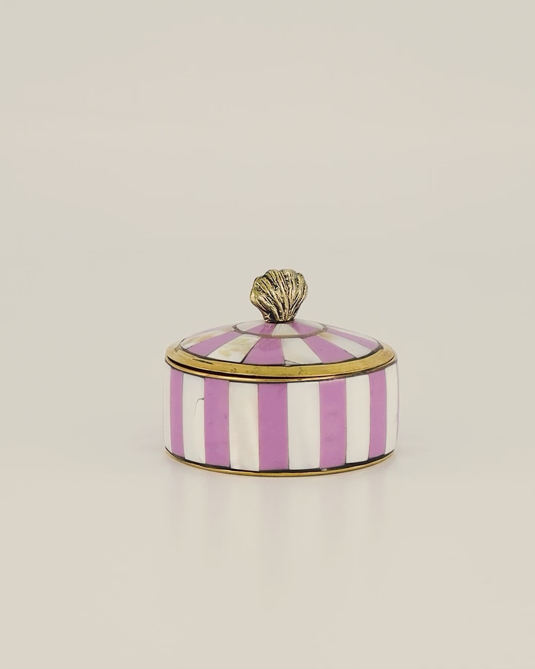 Scarlett Circus Box Medium Lilac van Doing Goods, handgemaakt opbergdoosje met lila, messing en schelplakjes