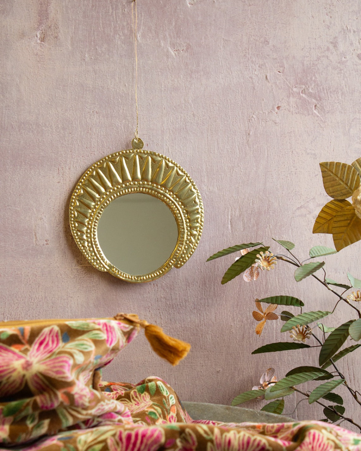 Ronde Spiegel De Weldaad koperkleurig messing handgemaakt India, stijlvol en tijdloos woonaccessoire