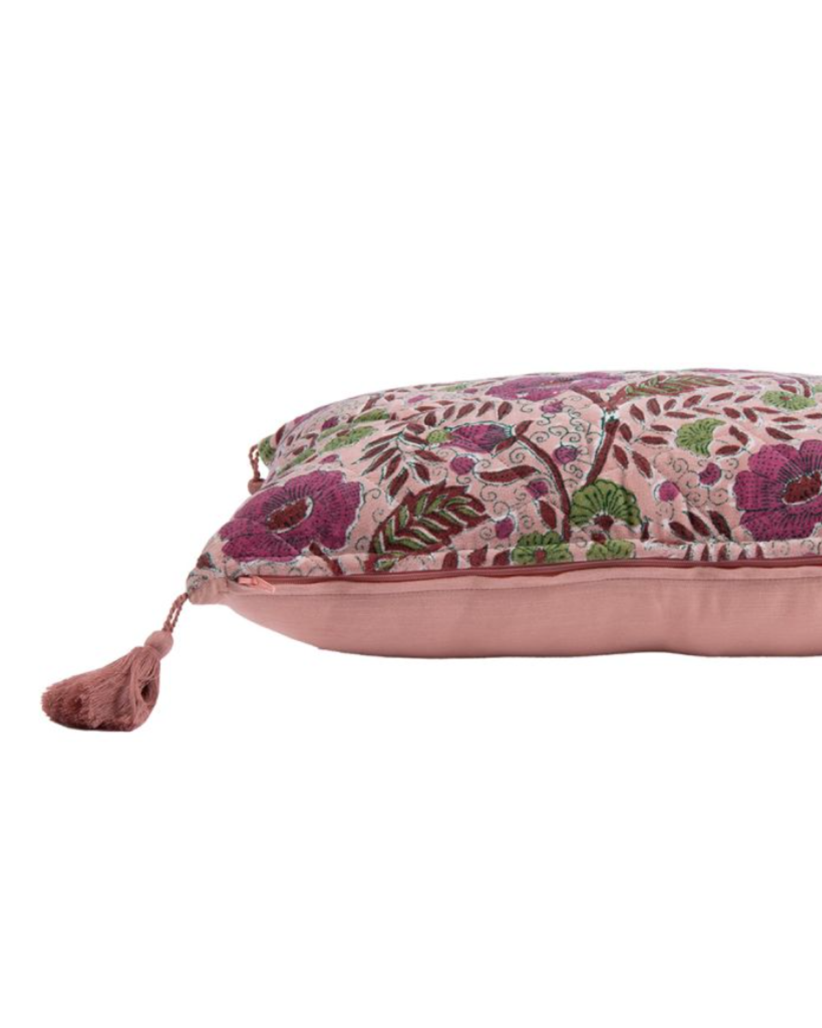 Velvet kussen Eleana Pink, voorzijde met bloemrijke print en achterzijde met doorgestikt ruitpatroon, beide met zachte velvet glans en kwastjes op de hoeken.